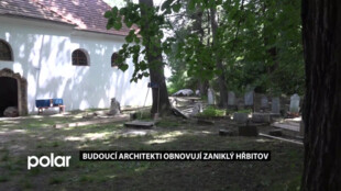 Studenti brněnské architektury obnovují bývalý hřbitov v zaniklé obci Pelhřimovy a tvoří své objekty, podtrhující pietu místa