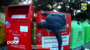 VIDEO: Zloděje elektrodpadu vytahovali ostravští strážníci z kontejneru