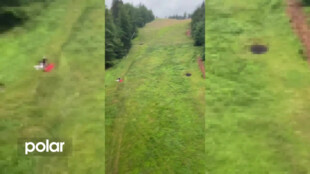 VIDEO: Záchranář se na sjezdovku ke zraněnému muži spustil na laně z vrtulníku