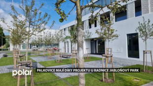 U radnice v centru Palkovic mohou lidé odpočívat v novém parku s jabloňovým sadem