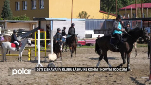 Děti získávají v klubu lásku ke koním i novým rodičům, jezdí je plavit do řeky Ostravice