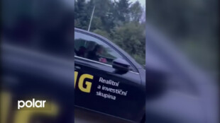 Řidička kojila dítě za volantem při jízdě po frekventované silnici ve Frýdku-Místku