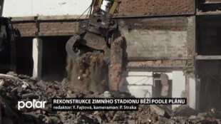 Část zimního stadionu v Opavě padla k zemi. Bourací práce jsou součástí jeho rekonstrukce