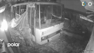 VIDEO: Muž a žena ukradli ve Slezské Ostravě baterii do autobusu, odvezli ji na koloběžce