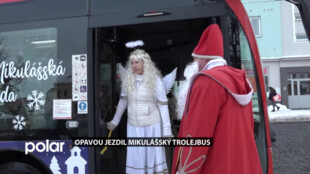 Opavou jezdil mikulášský trolejbus. Mikuláš, čert a anděl v něm hodným dětem nadělovali dárky