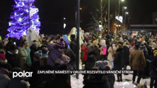Zaplněné náměstí v Orlové rozsvítilo vánoční strom