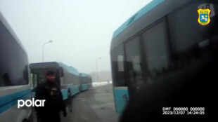 Hledaný muž pod vlivem drog chtěl v Ostravě uklízet autobus
