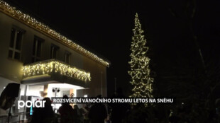 V Albrechticích si užili rozsvícení vánočního stromku na sněhu. Za dětmi přišel i Mikuláš