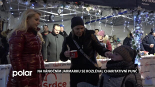 Na vánočním jarmarku v Porubě se podával charitativní punč. Lidé přispívali na Aničku