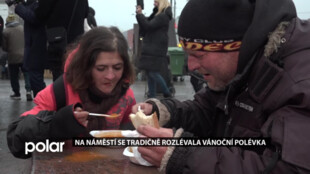 Armáda spásy uvařila pro potřebné vánoční polévku, kterou podávala na náměstí