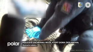Policisté z Ostravy oživili muže, který doma zkolaboval. S transportem pak museli pomoci hasiči