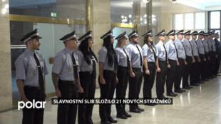 Ostrava má 21 nových strážníků. Složili slavnostní slib do rukou primátora Jana Dohnala