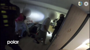 VIDEO: Recidivista se policistům schoval v rozestlaném gauči, kryly ho tři děti