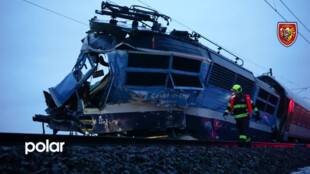Mrtvý strojvedoucí a několik zraněných cestujících při srážce vlaku s kamionem na přejezdu v Dolní Lutyni