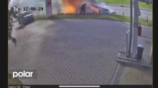 VIDEO: Záznam nehody a požáru policejního BMW koluje internetem, reakce policistů po srážce byla blesková