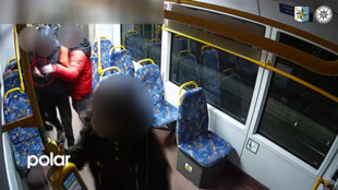 VIDEO: 15letý recidivista v celostátním pátrání okradl mladou dívku, incident začal v noční tramvaji