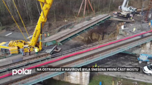 Železniční most nad Ostravskou ulicí v Havířově odolával tři hodiny, nakonec ho jeřáb snesl dolů