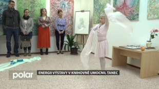 Energii výstavy studénecké autorky v knihovně umocnil tanec