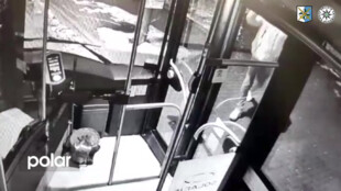 Vykázaný cestující bez jízdenky vykopl v Ostravě dveře autobusu