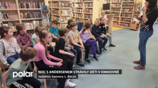 Noc s Andersenem strávily děti v knihovně, příběhy jim četl spisovatel