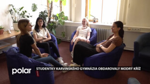 Studentky karvinského gymnázia uspěly ve výzvě Daruj srdce, obdarovaly organizaci Modrý kříž