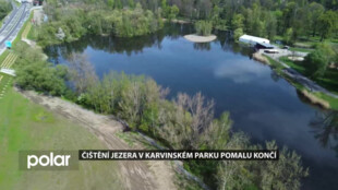 Čištění jezera v karvinském parku Boženy Němcové pomalu končí, staví se nová lávka