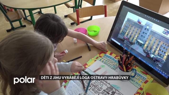 Děti vyrábějí loga a erby městské části Hrabůvka v rámci oslav 100 let Velké Ostravy