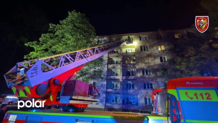 Silný noční požár bytu ve Frýdku-Místku, 13 lidí skončilo v péči záchranářů, škoda 2 miliony
