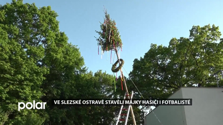 Ve Slezské Ostravě stavěli májky hasiči i fotbalisté, ukrást si je v noci nenechali