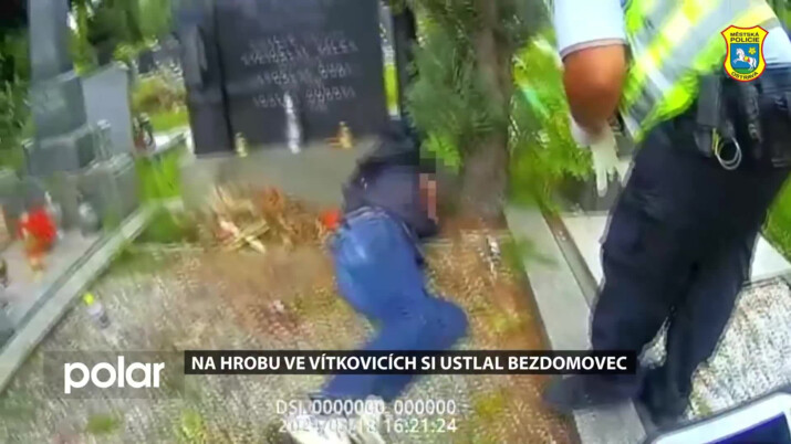 Na hrobu ve Vítkovicích si ustlal bezdomovec. Návštěvníci hřbitova na něj zavolali strážníky