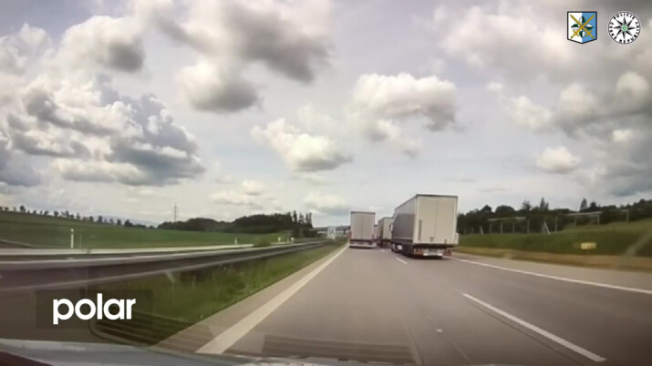 Řidička kamionu porušila zákaz předjíždění na dálnici
