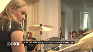 Za bicí ve Studénce usedla studentka slavné Berklee
