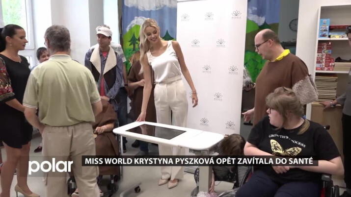 Miss World Krystyna Pyszková opět zavítala do Santé, hendikepovaným klientům darovala speciální tablet