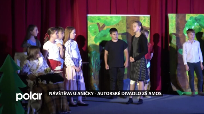 Autorským divadlem se soukromá škola Amos rozloučila se školním rokem i s vycházejícími školáky