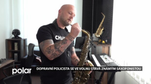 Dopravní policista se ve volném čase stává známým saxofonistou