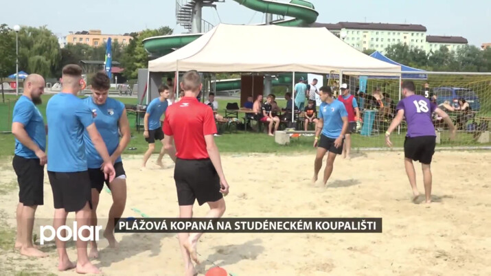 BEZ KOMENTÁŘE: Plážová kopaná na koupališti ve Studénce