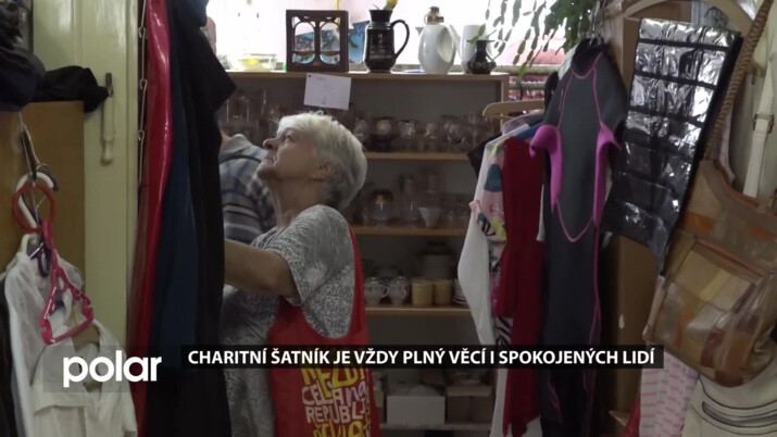 Charitní šatník je vždy plný užitečných věcí i spokojených lidí