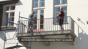 Restaurátoři obnovují kamenné prvky  a balkon na budově radnice