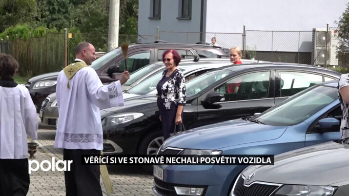 Věřící si ve Stonavě nechali posvětit vozidla