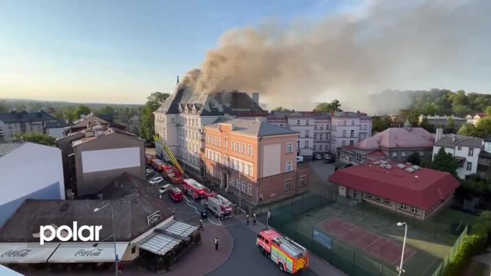 Obchodní akademii v Českém Těšíně zachvátil velký požár