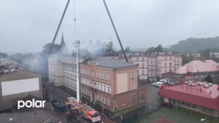 Hasiče stálé trápí skrytá ohniska požáru na školách v Českém Těšíně