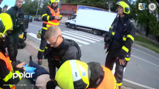 VIDEO: Kolabujícího řidiče se policistům podařilo udržet při životě masáží srdce