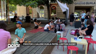 Prostor u porubské Galerie Dukla se díky Limitům hudby proměnil v pokojíček s čajovnou