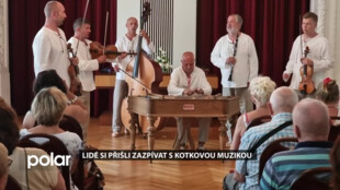 Lidé si přišli zazpívat s Kotkovou cimbálovou muzikou