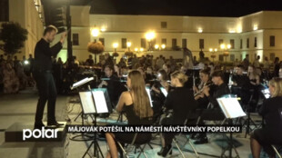 Symfonický dechový orchestr Májovák potěšil na náměstí návštěvníky Popelkou