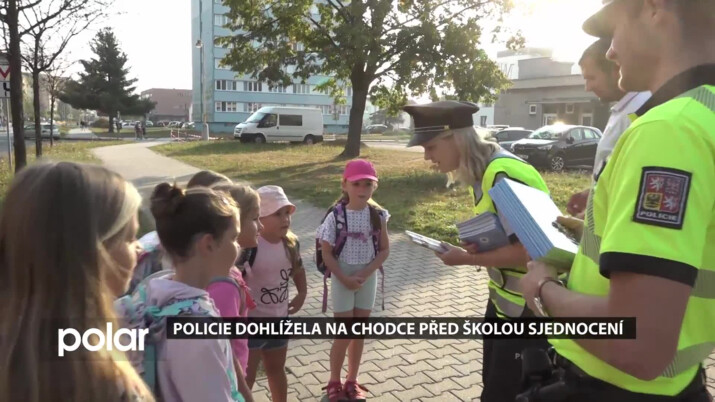 Policie dohlížela na chodce před školou na ulici Sjednocení