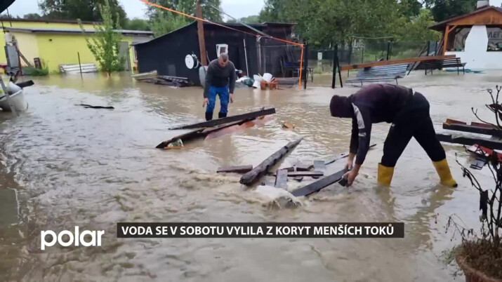 Voda se v sobotu vylila z koryt menších toků, některé silnice jsou uzavřené