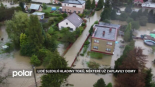 Lidé v obavách sledují hladiny toků, některé už jim zaplavily domy