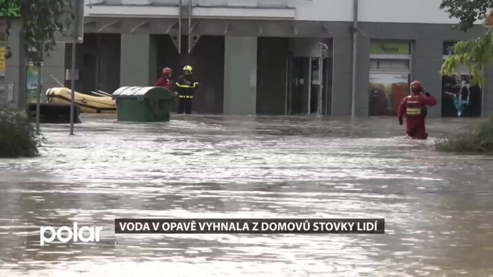 Řeka Opava v Opavě dál stoupá. Z domovů už vyhnala stovky lidí