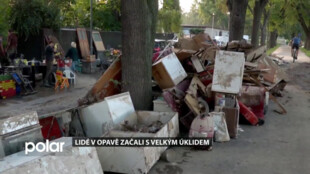 Voda mizí z ulic a lidé v Opavě tak začali s velkým úklidem. Všude jsou hromady zničených věcí